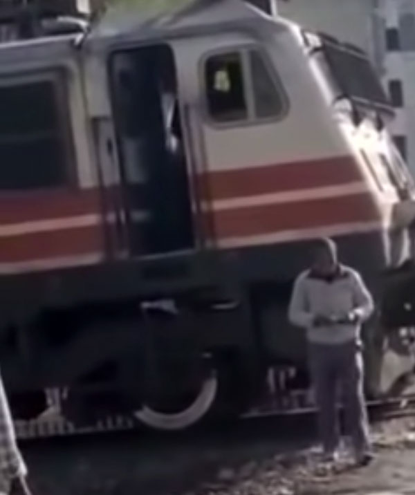 కచోరి కోసం ట్రైన్ ఆపిన లోకోపైలేట్.. ప్రతి రోజూ ఇదే వరుస.. ఎక్కడో తెలుసా?
