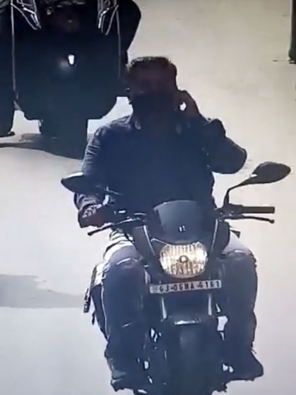 రెండు మొబైల్స్ ఉపయోగిస్తూ హ్యాండిల్ వదిలేసాడు.. చివరకు ఏం జరిగిందంటే? రెండు మొబైల్స్ ఉపయోగిస్తూ హ్యాండిల్ వదిలేసాడు.. చివరకు ఏం జరిగిందంటే?