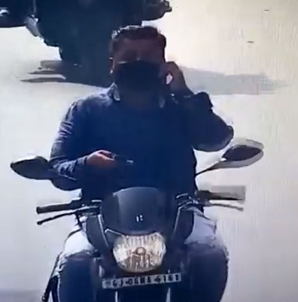 రెండు మొబైల్స్ ఉపయోగిస్తూ హ్యాండిల్ వదిలేసాడు.. చివరకు ఏం జరిగిందంటే? రెండు మొబైల్స్ ఉపయోగిస్తూ హ్యాండిల్ వదిలేసాడు.. చివరకు ఏం జరిగిందంటే?