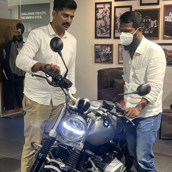 ఖరీదైన బైక్ కొన్న ప్రముఖ తమిళ డైరెక్టర్ 'వెట్రిమారన్': ధర రూ. 17 లక్షలకు పైమాటే..