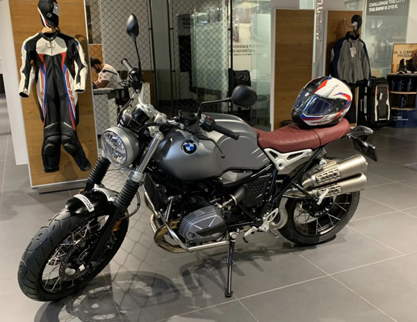 ఖరీదైన బైక్ కొన్న ప్రముఖ తమిళ డైరెక్టర్ 'వెట్రిమారన్': ధర రూ. 17 లక్షలకు పైమాటే..