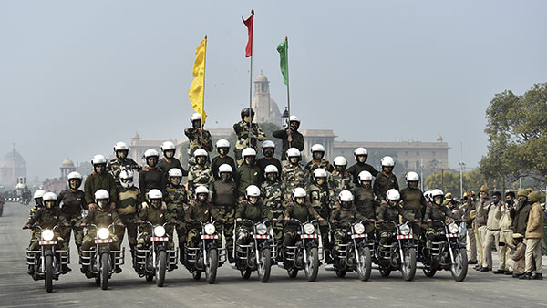 బైకులపై దేశాన్ని చుట్టడానికి సిద్దమై BSF మహిళా సిబ్బంది.. వారి చివరి గమ్యం ఎక్కడంటే?