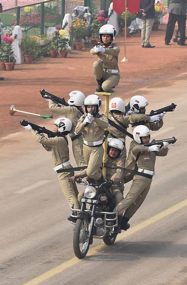 బైకులపై దేశాన్ని చుట్టడానికి సిద్దమై BSF మహిళా సిబ్బంది.. వారి చివరి గమ్యం ఎక్కడంటే?