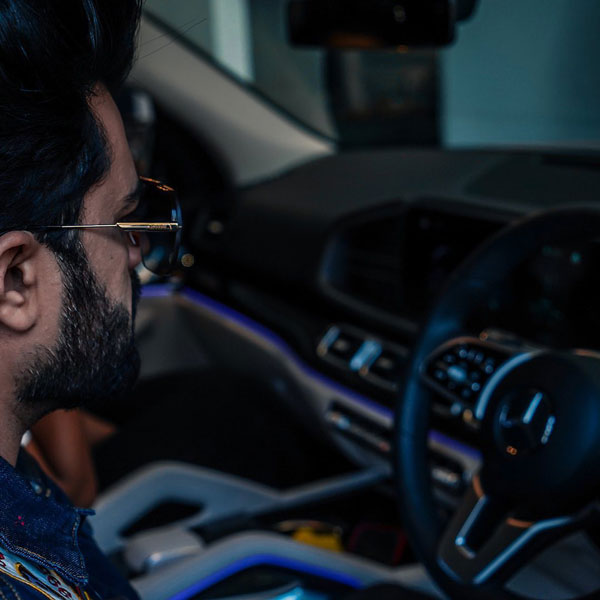 రూ. 2.47 కోట్లు ఖరీదైన కారు కొన్న టీవీ యాంకర్ 'మనీష్ పాల్'