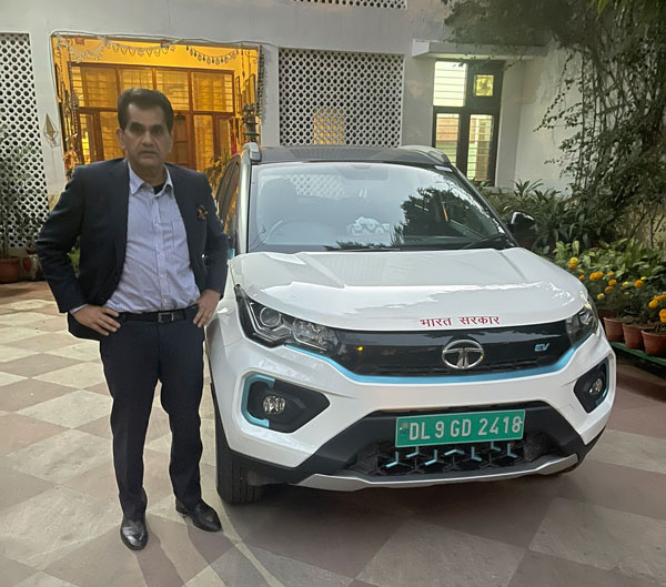 నీతి ఆయోగ్ సీఈఓ ఉపయోగించే ఎలక్ట్రిక్ కార్ చూసారా.. అయితే ఇక్కడ చూడండి 