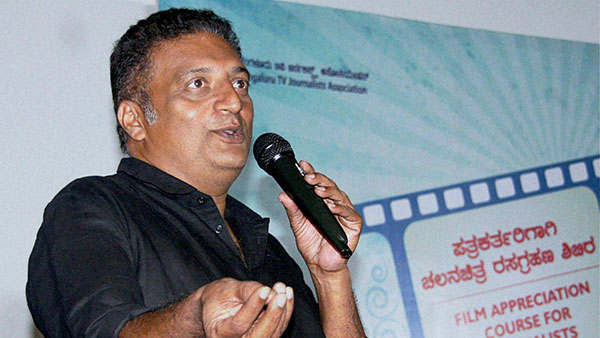 మ్యాట్ ఫినిష్డ్ ల్యాండ్ రోవర్ డిఫెండర్ ఎస్‌యూవీలో కనిపించిన ప్రకాష్ రాజ్