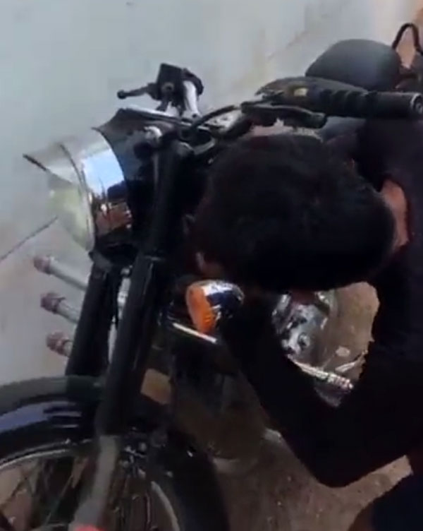 నీ బుల్లెట్ బండినెత్తుకెళ్తా.. ఎత్తుకెళ్తా.. మీ బుల్లెట్ బండిని ఈ దొంగ చిటికెలో మాయం చేసేస్తాడు!