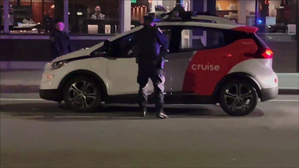 డ్రైవర్ లేకుండా దానంతంట అదే పారిపోయిన కారు..! ఛేజ్ చేసి పట్టుకున్న పోలీసులు..!!