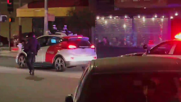 డ్రైవర్ లేకుండా దానంతంట అదే పారిపోయిన కారు..! ఛేజ్ చేసి పట్టుకున్న పోలీసులు..!!