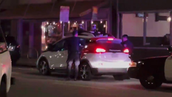 డ్రైవర్ లేకుండా దానంతంట అదే పారిపోయిన కారు..! ఛేజ్ చేసి పట్టుకున్న పోలీసులు..!!