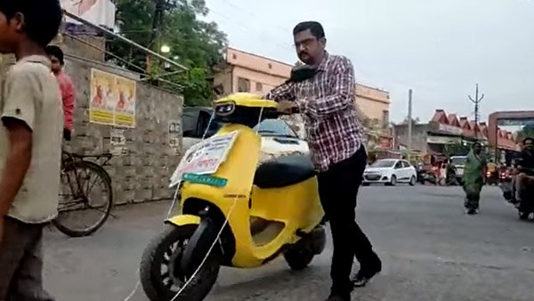 ముందుకెళ్లనని మొరాయించిన ఓలా ఎలక్ట్రిక్ స్కూటర్.. గాడిదకు కట్టి ఊరేగించిన ఓనర్..!