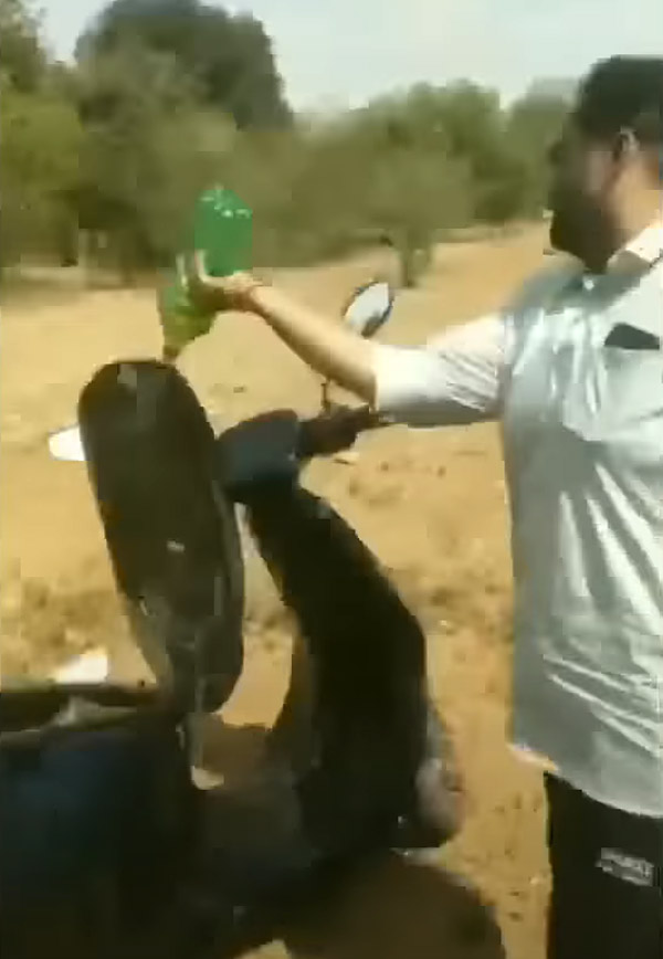 ఓలా స్కూటర్ రేంజ్ 180 కిమీ అన్నారు, కానీ 44 కిమీకే ఆగిపోయింది.. అందుకే పెట్రోల్ పోసి నిప్పంటించాడు..!