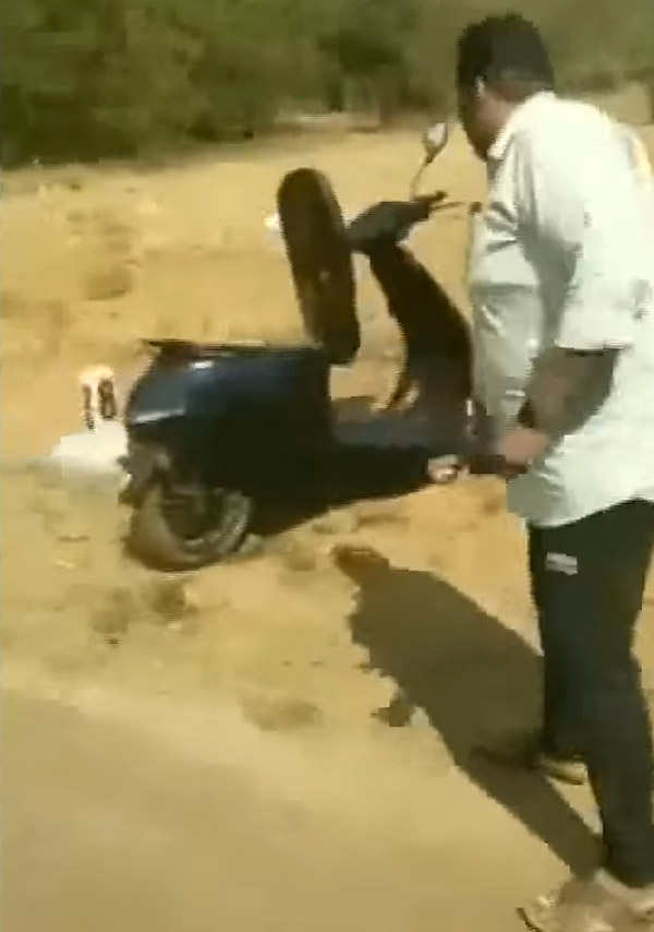 ఓలా స్కూటర్ రేంజ్ 180 కిమీ అన్నారు, కానీ 44 కిమీకే ఆగిపోయింది.. అందుకే పెట్రోల్ పోసి నిప్పంటించాడు..!