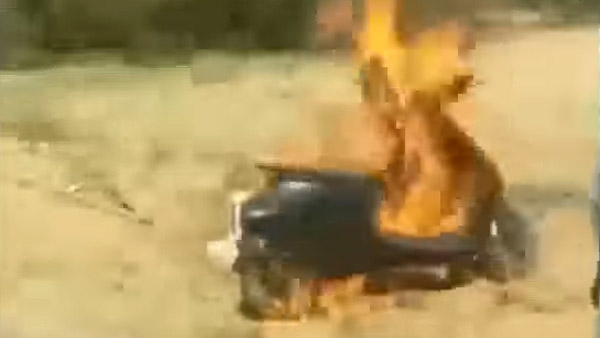 ఓలా స్కూటర్ రేంజ్ 180 కిమీ అన్నారు, కానీ 44 కిమీకే ఆగిపోయింది.. అందుకే పెట్రోల్ పోసి నిప్పంటించాడు..!