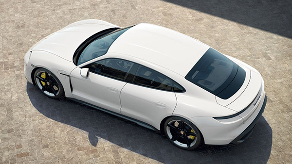 స్పైడర్ మ్యాన్ కూడా ఎకో-ఫ్రెండ్లీగా మారిపోయాడు.. ఎలక్ట్రిక్ కారులో షికార్లు చేస్తున్నాడు..