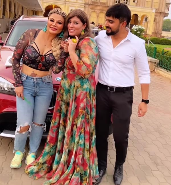 సల్మాన్ లాగా ఖరీదైన కార్లను కొనలేన్న రాఖీ..! ఆ వెంటనే ఫ్రెండ్స్ నుండి ఖరీదైన కారు గిఫ్ట్..!!