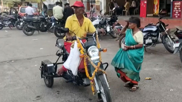 భార్యపై ప్రేమతో భిక్షాటన చేసి టీవీఎస్ ఎక్స్ఎల్100 మోపెడ్ కొనుగోలు చేసిన భిక్షగాడు!