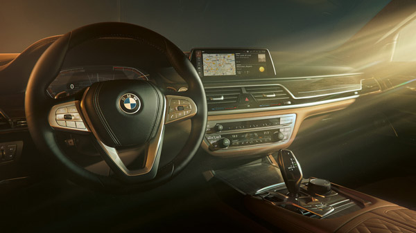 తల్లికి అదిరిపోయే గిఫ్ట్ అందించిన రాశి ఖన్నా: ఖరీదు రూ. 1.40 కోట్లకు పైమాటే..!!