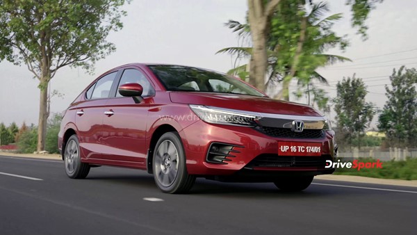 హోండా హైబ్రిడ్ కారు (Honda City e:HEV)ని చెక్ చేసిన కేంద్ర మంత్రి నితిన్ గడ్కరీ