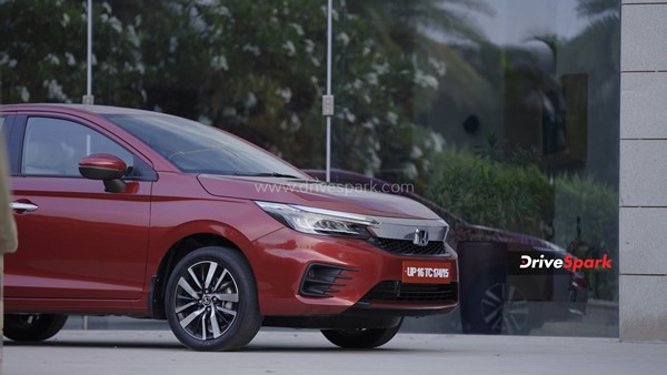 హోండా హైబ్రిడ్ కారు (Honda City e:HEV)ని చెక్ చేసిన కేంద్ర మంత్రి నితిన్ గడ్కరీ