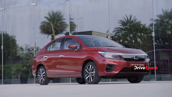 హోండా హైబ్రిడ్ కారు (Honda City e:HEV)ని చెక్ చేసిన కేంద్ర మంత్రి నితిన్ గడ్కరీ