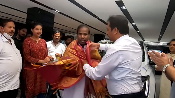 ఒకేసారి 5 'Mahindra XUV 700' వాహనాలు కొనుగోలు చేసిన K.A పాల్