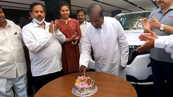 ఒకేసారి 5 'Mahindra XUV 700' వాహనాలు కొనుగోలు చేసిన K.A పాల్