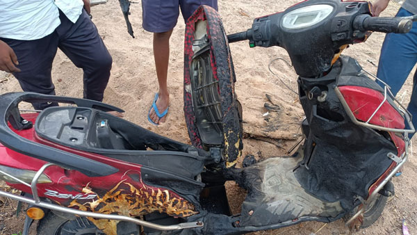 కరీంనగర్ జిల్లాలో పేలిన ఎలక్ట్రిక్ స్కూటర్ బ్యాటరీ.. చార్జింగ్ పెట్టిన క్షణాల్లోనే ఢమాల్..!