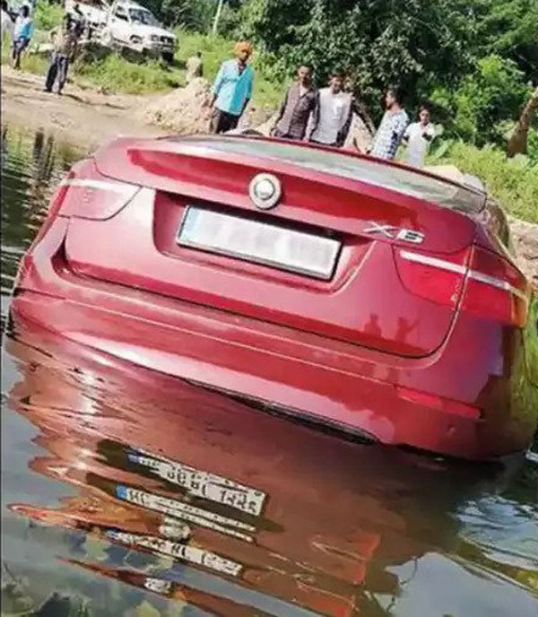 కావేరి నదిలో చిక్కిన ఖరీదైన కారు.. ఇంతకీ దీని వెనుక ఉన్న కథ ఏమిటో తెలుసా..?