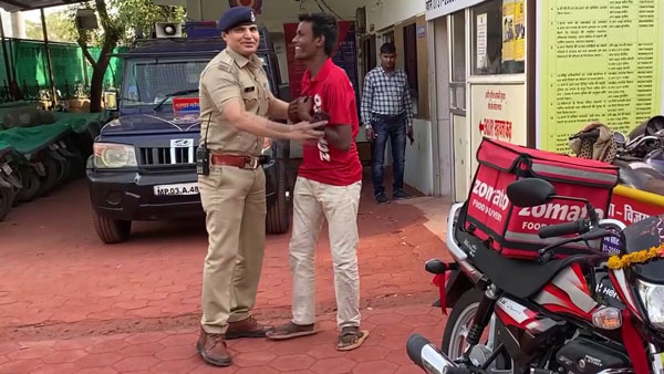 సైకిల్‌పై ఫుడ్ డెలివరీ చేస్తున్న వ్యక్తిని చూసి చలించిపోయిన పోలీసులు.. చందాలు వేసుకొని కొత్త బైక్ గిఫ్ట్..!