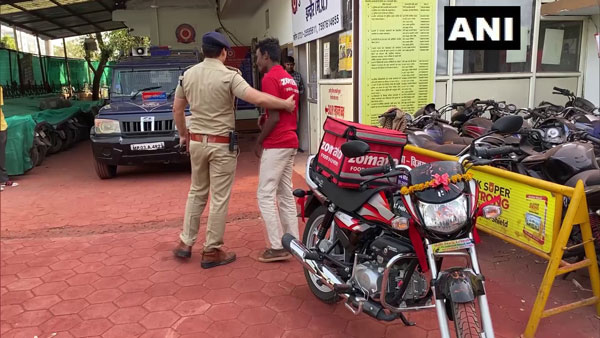 సైకిల్‌పై ఫుడ్ డెలివరీ చేస్తున్న వ్యక్తిని చూసి చలించిపోయిన పోలీసులు.. చందాలు వేసుకొని కొత్త బైక్ గిఫ్ట్..!