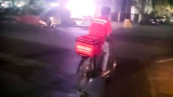 సైకిల్‌పై ఫుడ్ డెలివరీ చేస్తున్న వ్యక్తిని చూసి చలించిపోయిన పోలీసులు.. చందాలు వేసుకొని కొత్త బైక్ గిఫ్ట్..!