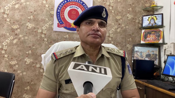 సైకిల్‌పై ఫుడ్ డెలివరీ చేస్తున్న వ్యక్తిని చూసి చలించిపోయిన పోలీసులు.. చందాలు వేసుకొని కొత్త బైక్ గిఫ్ట్..!