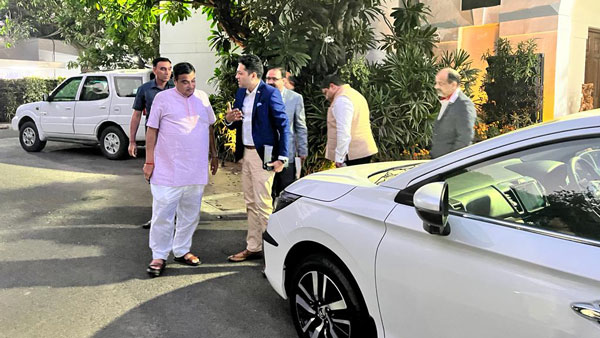 హోండా హైబ్రిడ్ కారు (Honda City e:HEV)ని చెక్ చేసిన కేంద్ర మంత్రి నితిన్ గడ్కరీ