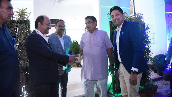 హోండా హైబ్రిడ్ కారు (Honda City e:HEV)ని చెక్ చేసిన కేంద్ర మంత్రి నితిన్ గడ్కరీ