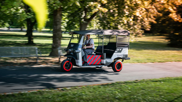 ఇ-రిక్షాలలో ఆడి కారులో వాడి పడేసిన బ్యాటరీలు