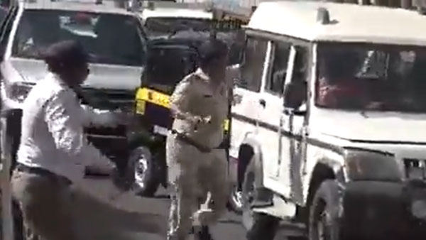 కార్ డ్రైవర్‌పై చెయ్యి చేసుకున్న పోలీస్.. అసలు కారణం ఏమిటో ఇక్కడ చూడండి