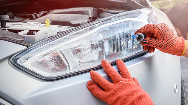 మీ కారు హెడ్‌లైట్ బల్బులను ఎలా మార్చాలో తెలియదా..? అయితే, ఇక్కడ చూడండి..!