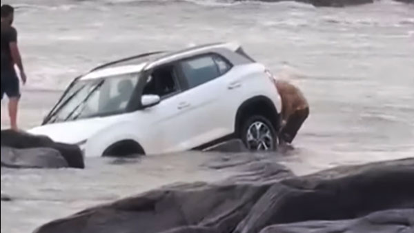 బీచ్‌లో యువకుల అత్యుత్సాహం... సముద్రంలో కొట్టుపోయిన హ్యుందాయ్ క్రెటా ఎస్‌యూవీ!