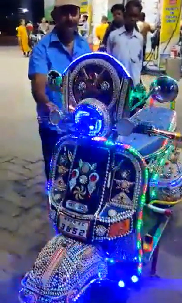 ఆనంద్ మహీంద్రాని ఫిదా చేసిన మ్యూజికల్ స్కూటర్.. జీవితం ఇలా రంగులమయం కావాలంటూ ట్వీట్..