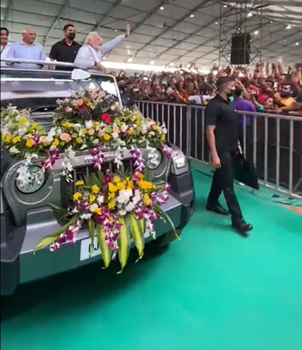 మహీంద్రా థార్ ఎక్కిన నరేంద్ర మోడీ [వీడియో]