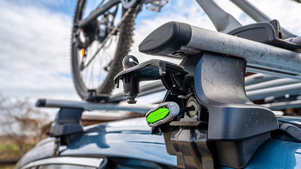 కారు పైభాగంలో అమర్చే రూఫ్ క్యారియర్ల వలన కలిగే ప్రయోజనాలు మరియు నష్టాలు..