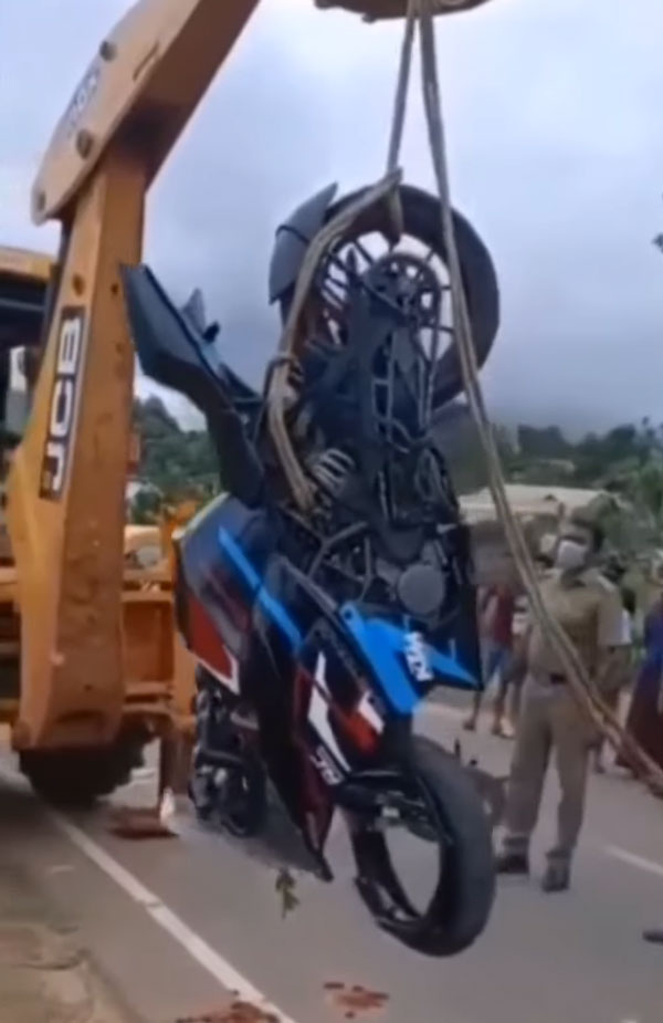 ఒక్కసారిగా గాలిలోకి ఎగిరి ట్రాన్స్‌ఫార్మర్‌లో వేలాడిన KTM RC 390 బైక్ [వీడియో]