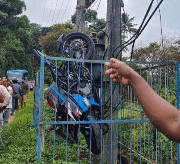 ఒక్కసారిగా గాలిలోకి ఎగిరి ట్రాన్స్‌ఫార్మర్‌లో వేలాడిన KTM RC 390 బైక్ [వీడియో]