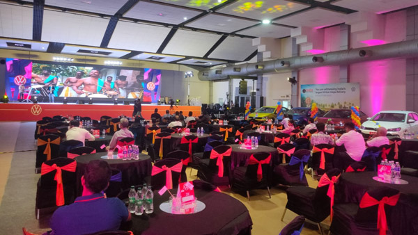 'ఫోక్స్‌వ్యాగన్ వర్టస్‌' డెలివరీల జాతర: ఒకే రోజు 150 యూనిట్లు & అరుదైన రికార్డ్ కైవసం 