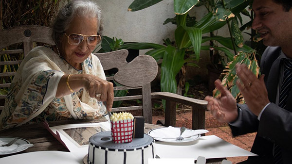 కొత్త జర్మన్ లగ్జరీ కారు కొన్న అలనాటి అందాల తార 'వహీదా రెహ్మాన్': ధర ఎంతో తెలుసా?