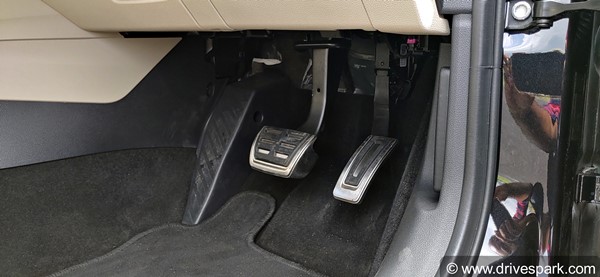 కార్లలో యాక్సిలరేటర్ పెడల్ కంటే బ్రేక్ పెడల్ ఎత్తులో ఉంటుంది ఎందుకు?