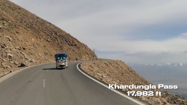 ఈ వ్యక్తి మాములోడు కాదు.. ఎలక్ట్రిక్ ఆటోరిక్షాతో ఏకంగా అత్యంత ప్రమాదకరమైన ఖర్దుంగ్‌లా పాస్ దాటేశాడు..