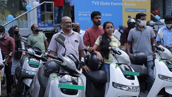 ఒక్క రోజే 80 టీవీఎస్ ఐక్యూబ్ ఎలక్ట్రిక్ స్కూటర్ల డెలివరీ.. మేడ్ ఇన్ ఇండియా ఈవీకి పెరుగుతున్న క్రేజ్!