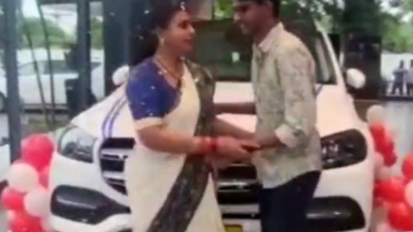 కొడుకు కోసం జర్మన్ లగ్జరీ కారు కొన్న R.K. రోజా; ధర రూ. 1.50 కోట్లు కొడుకు కోసం జర్మన్ లగ్జరీ కారు కొన్న R.K. రోజా; ధర రూ. 1.50 కోట్లు